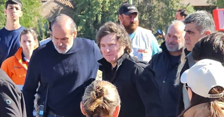 Javier Milei explicó por qué demoró su viaje a Bahía Blanca: «Tenía que elegir entre la foto linda que la gusta a la política o salvar vidas»