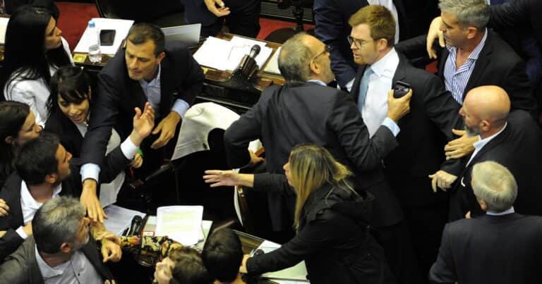 El «diputrucho», la cachetada más famosa y hasta una escena sexual: los otros escándalos históricos del Congreso