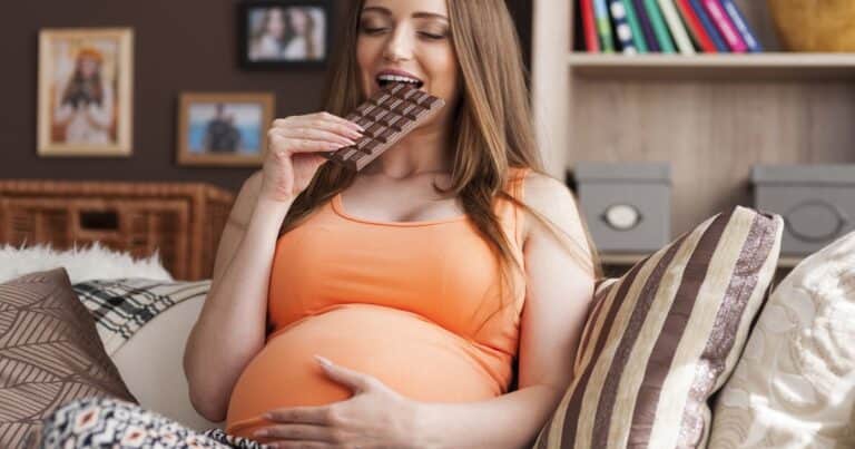 Beneficios y riesgos del chocolate negro durante el embarazo y la infancia