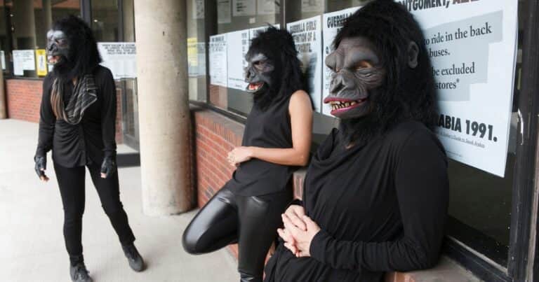 Con 40 años de lucha feminista en el arte, las Guerrilla Girls sacuden Nueva York con «Discrimi-NATION»