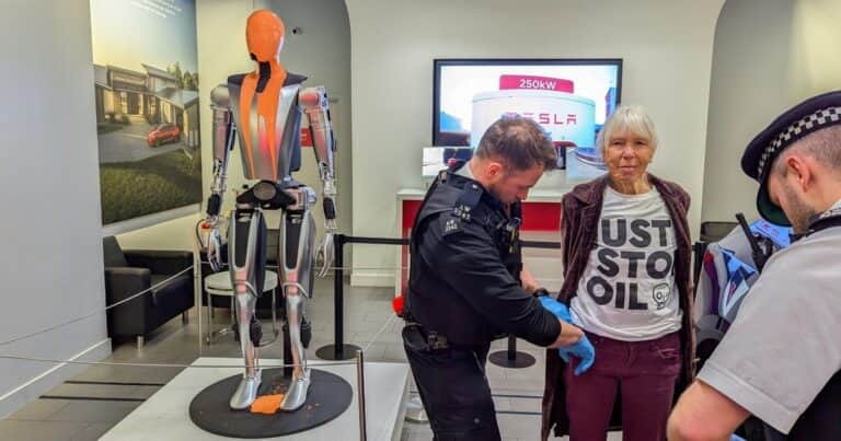 Elon Musk cosecha más críticas: activistas vandalizaron un Tesla Bot en su contra