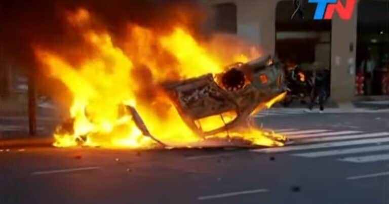 Marcha de jubilados: la Policía de la Ciudad detuvo a un barra de All Boys acusado por el incendio un patrullero frente al Congreso