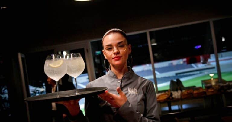 Cuántas bebidas conviene pedir en una primera cita, según especialistas