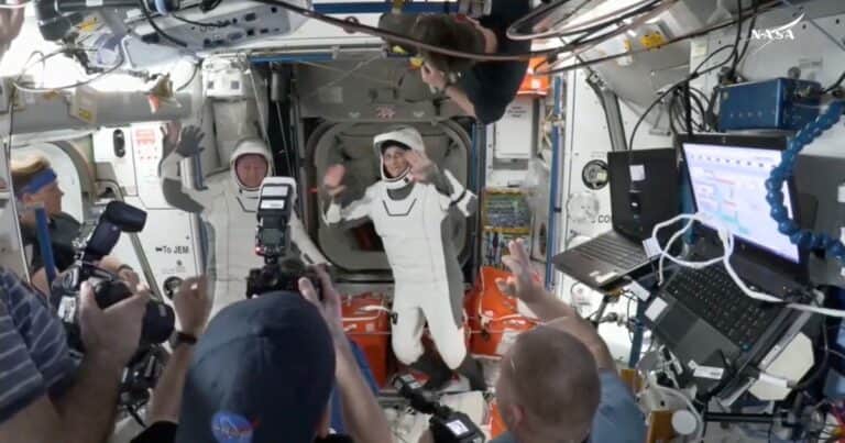 Los astronautas de la NASA que estuvieron varados 9 meses en el espacio regresan en una nave de SpaceX