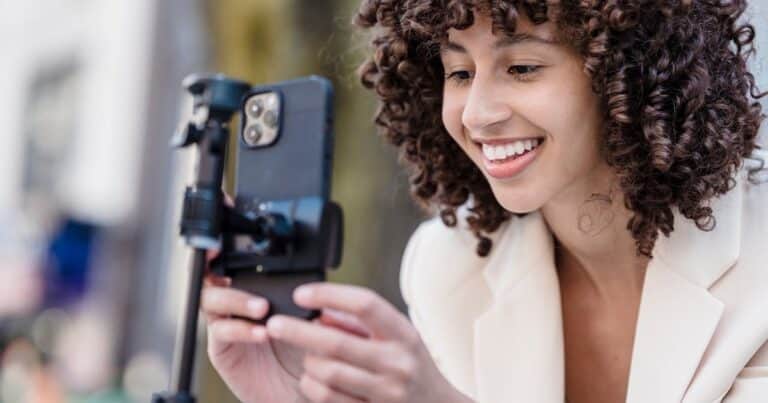 Llega un «Tinder para influencers»: cómo funciona la nueva app del marketing digital