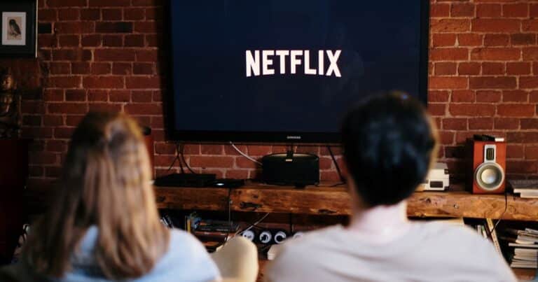 ¿Dormís con la tele encendida? La razón por la que deberías evitarlo