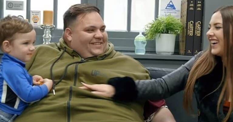 La historia de amor del hombre de talla grande que derriba los prejuicios