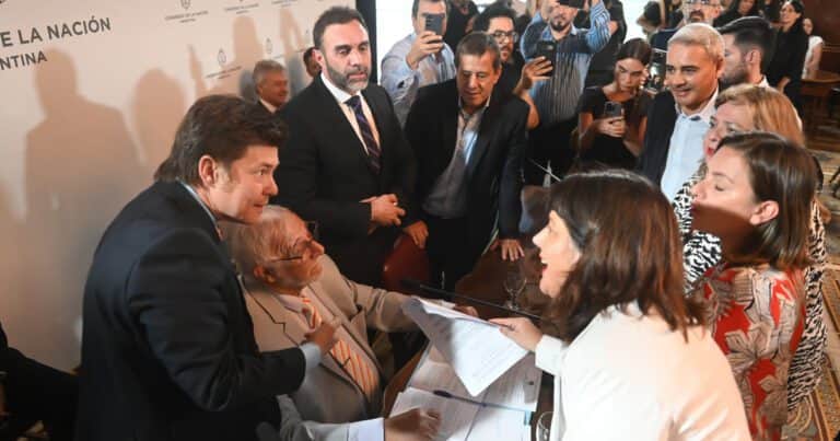 Tras una feroz pelea, la LLA y sus aliados retuvieron la jefatura de la bicameral de DNU y buscan dictamen del acuerdo con el FMI