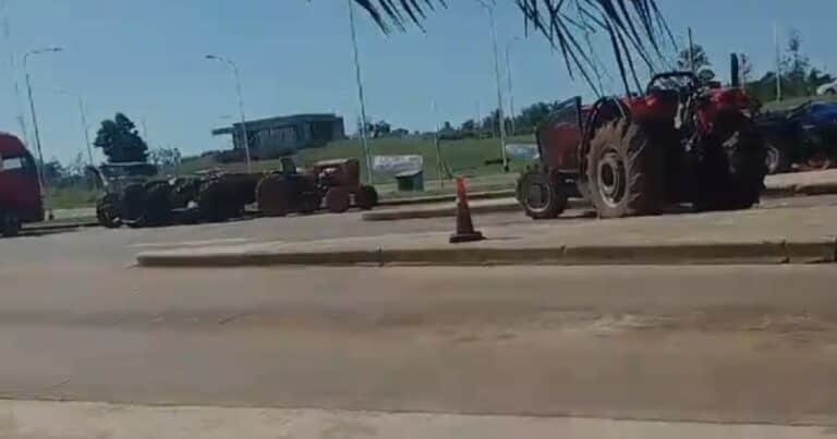 Productores en pie de guerra por la desregulación del mercado de la yerba: realizaron un tractorazo y bloquean el acceso a un organismo