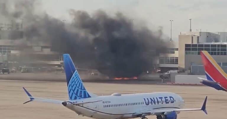 Un avión de pasajeros se prendió fuego en el aeropuerto de Denver