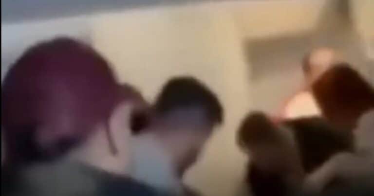 Pánico y fractura en el aire: un pasajero quiso abrir la puerta de un avión en pleno vuelo de Madrid a Caracas