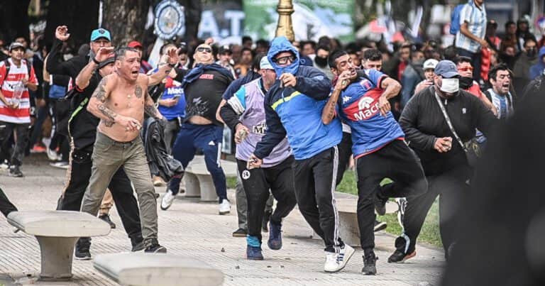 Marcha de jubilados: incidentes, destrozos y detenidos por los cruces de barras contra la policía frente al Congreso