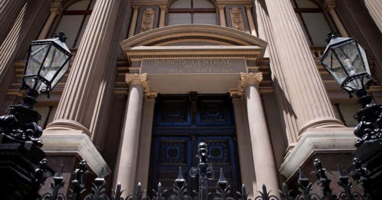El Banco Central hizo una «super compra» de dólares pero las reservas tocaron un nuevo piso