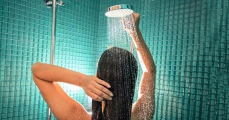 ¿Es bueno bañarse de noche? Lo que los expertos dicen sobre este hábito