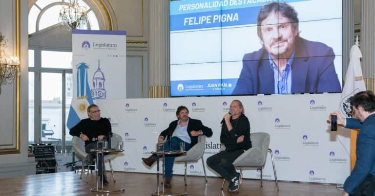 Con disparos y corridas afuera por la marcha de los jubilados, Felipe Pigna fue homenajeado en la Legislatura