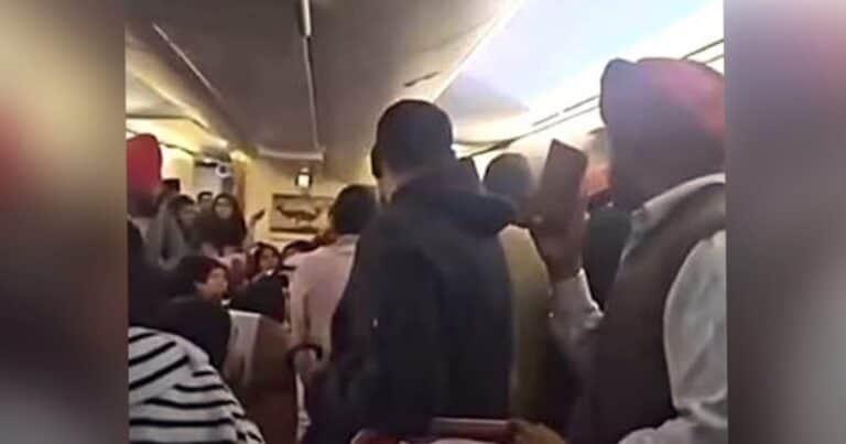Caos en un vuelo internacional: se taparon los inodoros y debió aterrizar de emergencia tras cinco horas