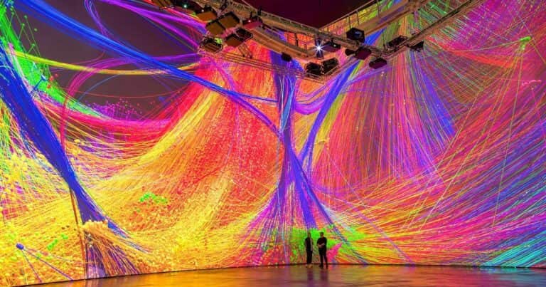 ¡La IA llegó al museo! El Guggenheim en España presenta una reinterpretación de los diseños de Frank Gehry
