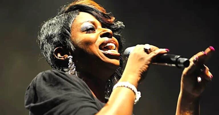 Murió Angie Stone, la cantante nominada a los Grammy, en un accidente automovilístico