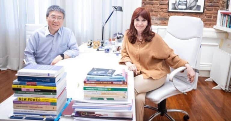 Cristina Kirchner se mostró con el economista surcoreano Ha-Joon Chang y cuestionó la apertura que propone el Gobierno de Milei