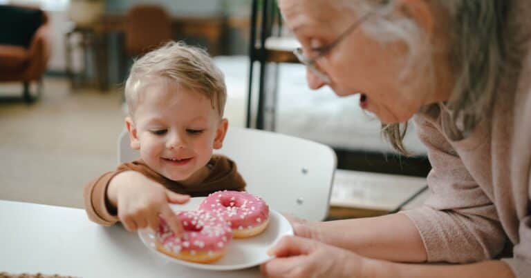 El síndrome del bolso de la abuela: un riesgo inesperado para los niños