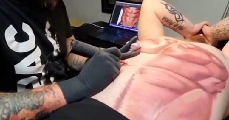 Como no le gusta hacer ejercicio, se tatuó los abdominales: logró un six-pack perfecto