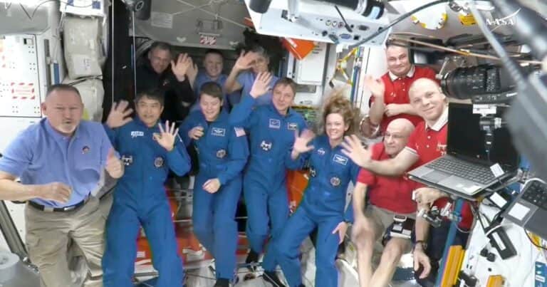 El momento en que los tripulantes de la nave Crew Dragon de SpaceX saludan a un «extraterrestre»