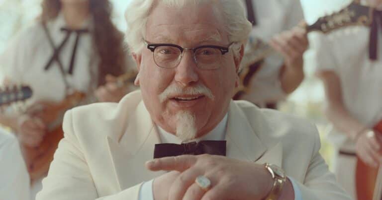De dormir en un auto a multimillonario: cómo se hizo rico Harland Sanders, el dueño de KFC
