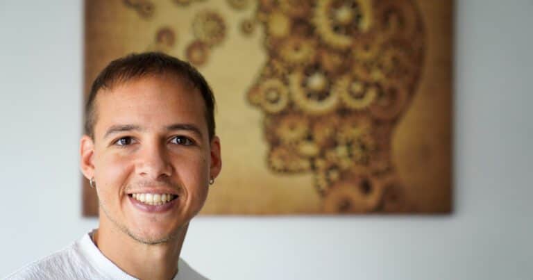 «8 Hilos», el libro que recupera la historia de superación de un joven que sobrevivió al cáncer