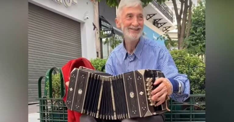 Tiene 85 años y le pusieron una pistola en el pecho para robarle el bandoneón a metros del Obelisco: «Era mi compañero vida»
