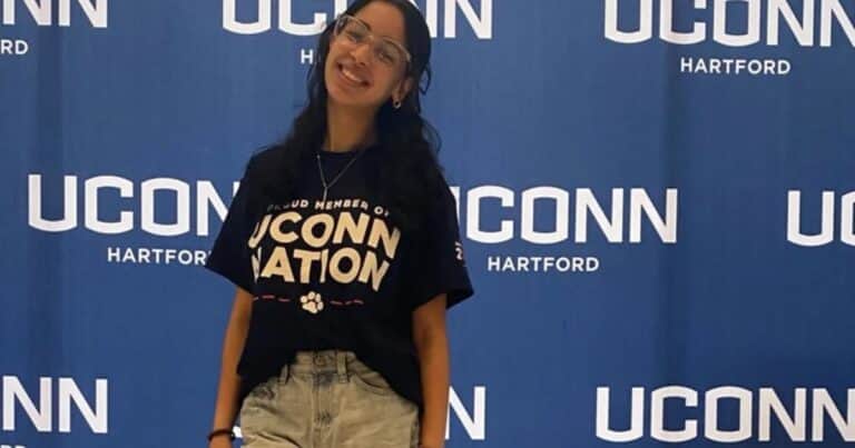 Se graduó de la secundaria con honores y obtuvo una beca universitaria pero no sabe leer ni escribir: ahora demanda a la escuela