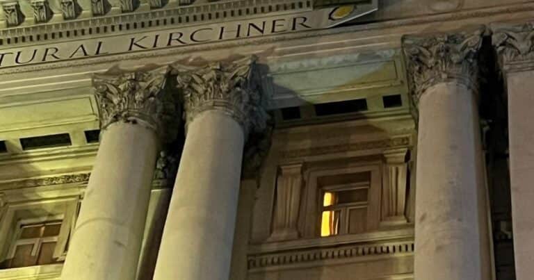 El Gobierno removió de la fachada del Palacio Libertad el nombre de Néstor Kirchner