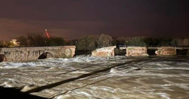 El momento exacto del derrumbe de un puente a causa del temporal: el impactante video