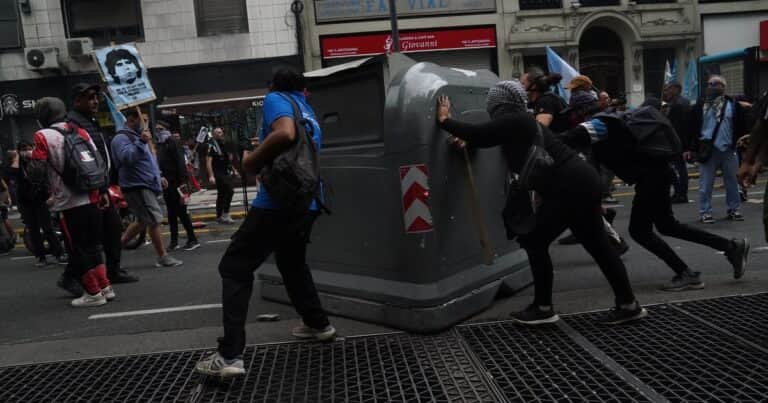 Incidentes en el Congreso: el Gobierno habló de golpe de Estado, advirtió que seguirá “reprimiendo” y cruzó a la Justicia por liberar a los detenidos