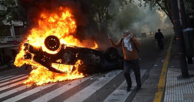 Violenta marcha de barrabravas y militantes de la oposición: hay más de 150 detenidos tras los cruces con la Policía
