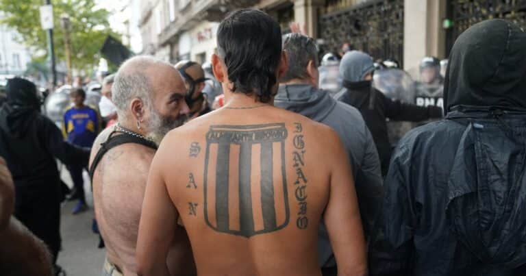 Marcha de jubilados: fuerte tensión y cruces de los barrabravas con la policía en el inicio de la protesta frente al Congreso