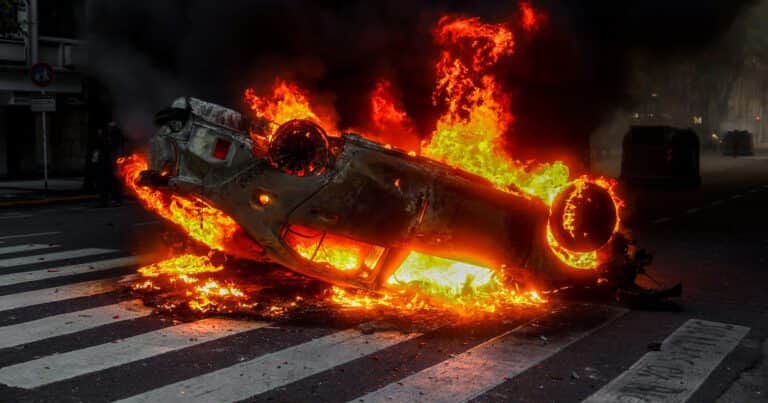 Marcha de los jubilados: ¿Cómo fue el incendio de un patrullero de la policía de la Ciudad y los ataques a ambulancias del SAME?