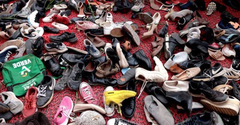 Hallan un brutal centro de exterminio en México: cientos de huesos calcinados, zapatos y cartas de despedida