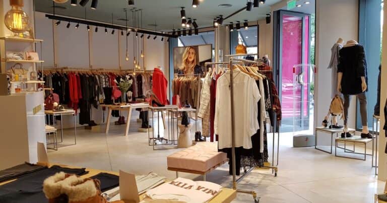 Mientras definen su venta, dos famosas marcas liquidan todo al 70% off antes de cerrar sus últimos locales