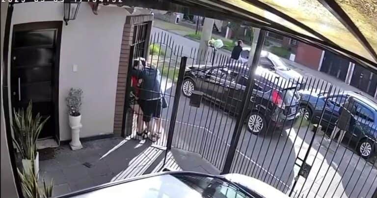 «Nos están robando»: el abrazo desesperado de un hombre a su mujer embarazada y su suegra en una entradera en Haedo