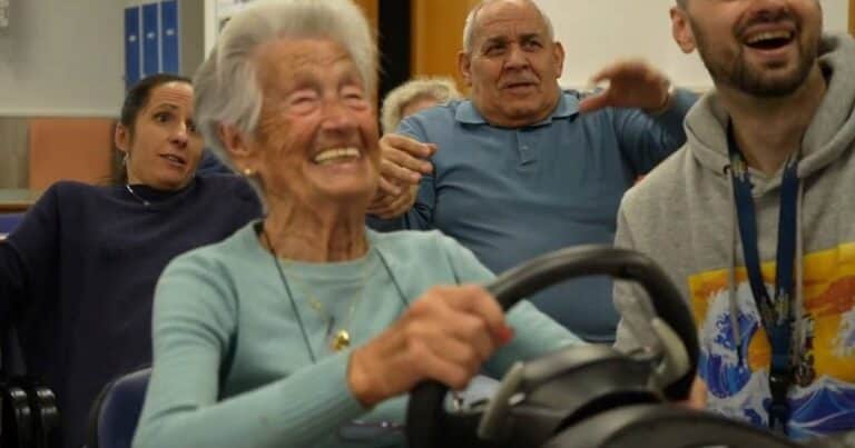 Una “asesina de la espada” de 85 años y “un peligro al volante” de 102: la experiencia terapéutica de los adultos mayores con los videojuegos