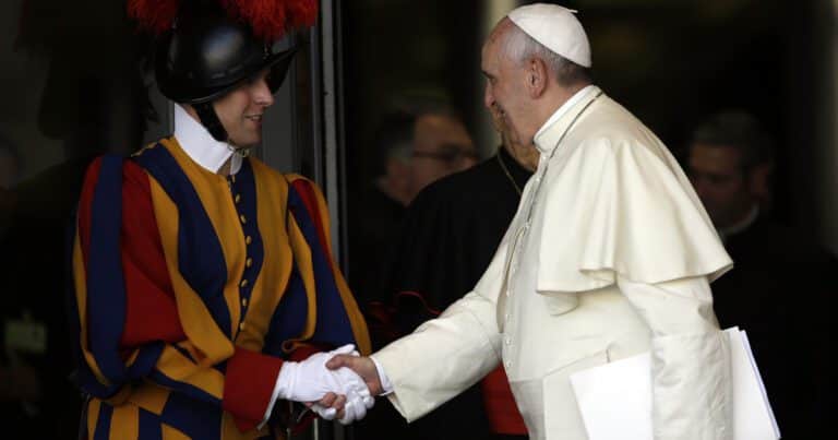 La historia de los guardias suizos: el día que el papa Francisco echó a uno de ellos y por qué les pedía que descansen