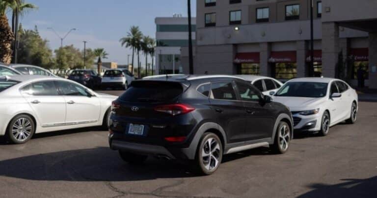 Abandonaron a sus cuatro hijos en un auto expuesto al sol: uno murió