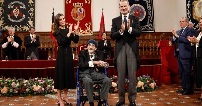 Álvaro Pombo recibe el Premio Cervantes 2024 y alerta de la fragilidad del ser humano