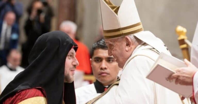 La historia del cardenal millennial de 45 años que elegirá al sucesor del papa Francisco