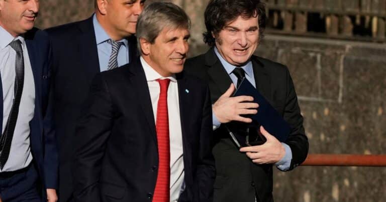 El Gobierno vivió con euforia la salida del cepo y aprovechó para retomar el discurso de confrontación