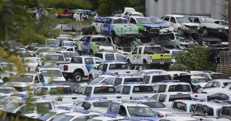 El cementerio de autos de la Bonaerense: más de 4.000 patrulleros amontonados con apenas tres años de uso