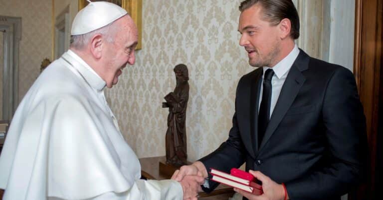 Las 10 estrellas de Hollywood que lloran al papa Francisco: qué le dijo a Leonardo DiCaprio y con quién lo comparó Whoopi Goldberg