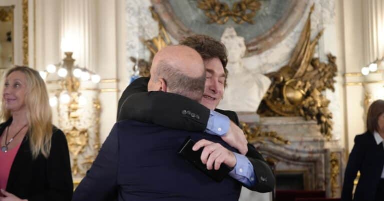 La noche de festejos y presagios sobre el dólar en la Casa Rosada
