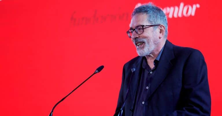 ‘Actos de presencia’ recopila once ensayos de César Aira en los que reflexiona sobre el mundo