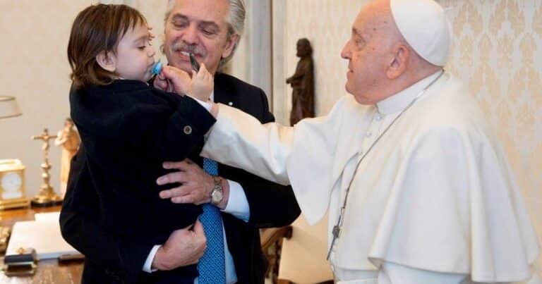 Con otra foto junto a su hijo, Alberto Fernández despidió al Papa Francisco: «Lloro en silencio»